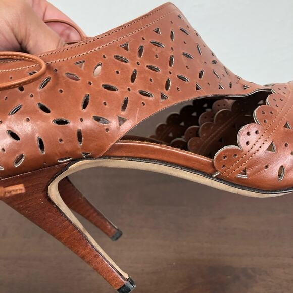 Manolo Blahnik Brown Perforated Open Toe Lace Back Sandals Heels Size 38 - Picture 3 of 10
